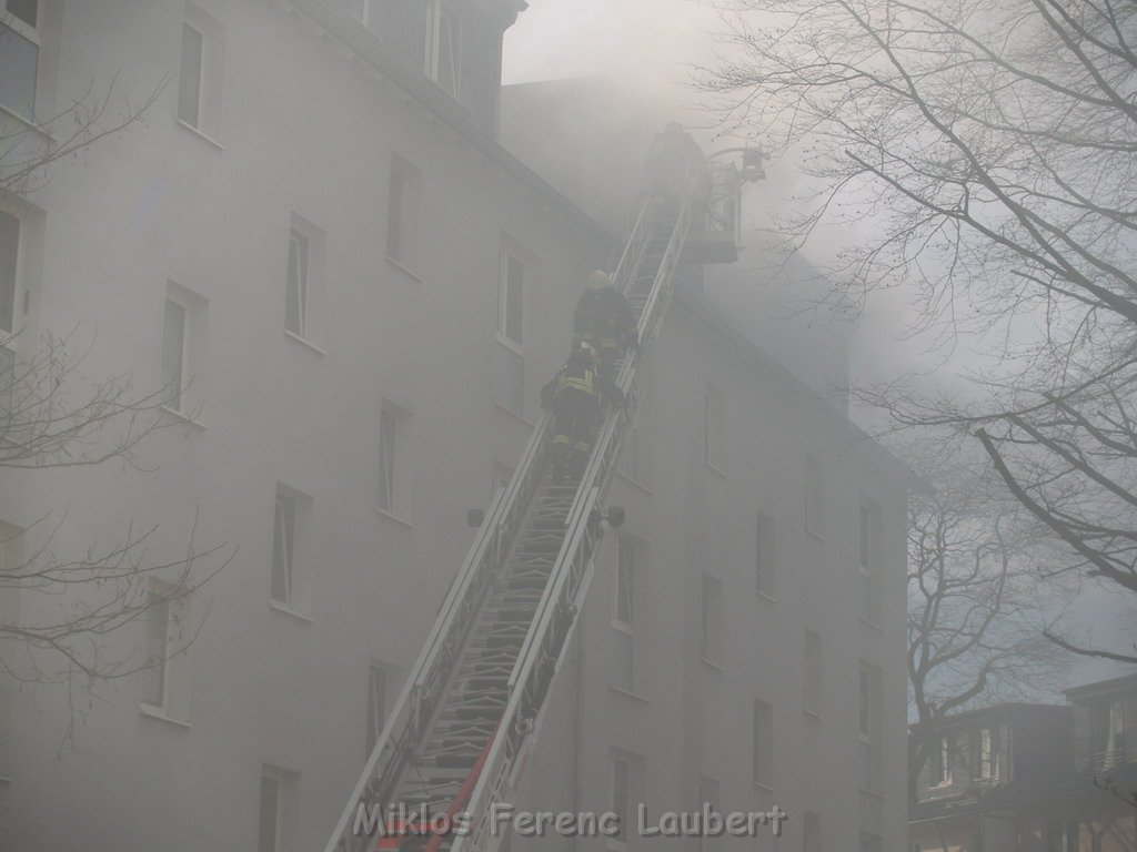 Dachgeschossbrand Koeln Muelheim Duennwalderstr  059.JPG